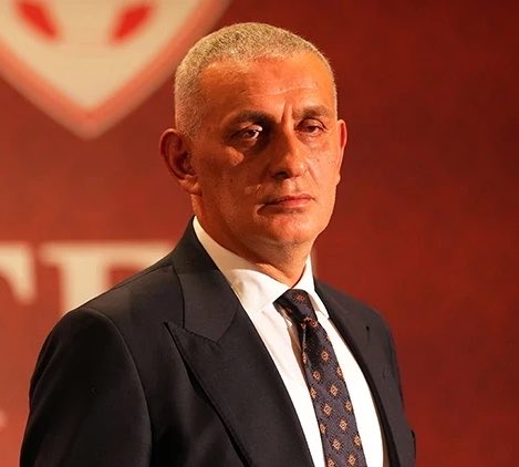 ScouTurk's tweet photo. 🇹🇷 TFF BAŞKANI ESKİ BİR FUTBOLCU OLMALI!

Peki bu görev için, gelmiş geçmiş en başarılı ve en iyi Türk futbolcudan daha uygun kim olabilir?

Mesut Özil.

Evet. Ben de gurbetçi futbolcuların Türkiye için oynamasını istiyorum ve zaten hesabımın büyük bir kısmı bunun için mücadele ediyor.

Ama Millî Takımımızın şu an içinde bulunduğu dönem bir kez daha gösteriyor ki, Mesut bizimle ne yazık ki HİÇBİR ŞEY başaramazdı!

Almanya’yı hangi sebeplerden dolayı seçmiş olursa olsun, babasının baskısı, federasyonumuzun beceriksizliği ya da ikisinin birden etkisiyle…

Mesut’un Türkiye için oynamak istediğini herkes biliyor. Bunun için kimsenin Türk medyasında yıllardır dolaşan o sahte sözü çıkarıp önüme koymasına da gerek yok.

Peki bu görev için kim daha uygun olabilir?

Asist denildiğinde gelmiş geçmiş en büyük marka olan bir futbolcudan?

Dünya çapında tanınan bir futbolcudan?

Siyasi konularda omurgalı davranıp güçsüzlerin yanında duran ve onlar için bağış yapan bir futbolcudan?

Kimse.

Bu ülkenin futbol efsaneleri primler yüzünden birbirleriyle tartışırken, Mesut dünyanın dört bir yanındaki siyasi sorunlara dikkat çekti ve milyonlarca bağış yaptı.

Sırf Türkiye için oynamadı diye ona “Alman” mı diyorsunuz?

TFF başkanlarımızın biri gidip diğeri geldi ve her biri bir öncekinden daha kötüydü. Futboldan anlamıyorlar ve bizi her geçen gün daha da geriye götürüyorlar.

Sizce Mesut Özil, Pep Guardiola, Jürgen Klopp veya Unai Emery gibi bir teknik direktörü Türkiye’nin başına geçmeye ikna etme konusunda mı daha etkili olur?

Yoksa İbrahim Hacıosmanoğlu mu?

Mesut, kendi cebini değil bu ülkenin futbolunu düşünecek ilk TFF başkanı olurdu. 🇹🇷

@RTErdogan
