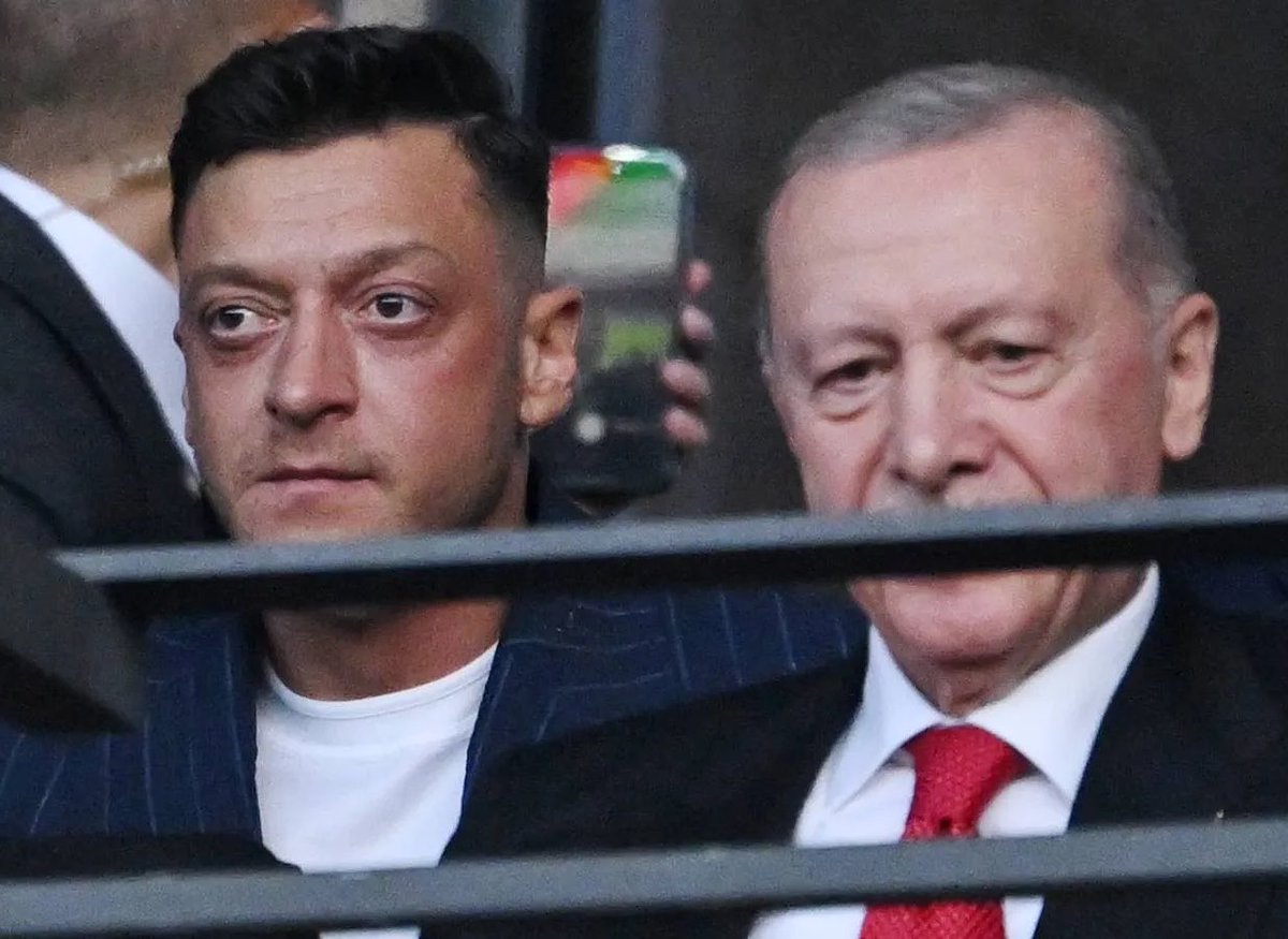 ScouTurk's tweet photo. 🇹🇷 TFF BAŞKANI ESKİ BİR FUTBOLCU OLMALI!

Peki bu görev için, gelmiş geçmiş en başarılı ve en iyi Türk futbolcudan daha uygun kim olabilir?

Mesut Özil.

Evet. Ben de gurbetçi futbolcuların Türkiye için oynamasını istiyorum ve zaten hesabımın büyük bir kısmı bunun için mücadele ediyor.

Ama Millî Takımımızın şu an içinde bulunduğu dönem bir kez daha gösteriyor ki, Mesut bizimle ne yazık ki HİÇBİR ŞEY başaramazdı!

Almanya’yı hangi sebeplerden dolayı seçmiş olursa olsun, babasının baskısı, federasyonumuzun beceriksizliği ya da ikisinin birden etkisiyle…

Mesut’un Türkiye için oynamak istediğini herkes biliyor. Bunun için kimsenin Türk medyasında yıllardır dolaşan o sahte sözü çıkarıp önüme koymasına da gerek yok.

Peki bu görev için kim daha uygun olabilir?

Asist denildiğinde gelmiş geçmiş en büyük marka olan bir futbolcudan?

Dünya çapında tanınan bir futbolcudan?

Siyasi konularda omurgalı davranıp güçsüzlerin yanında duran ve onlar için bağış yapan bir futbolcudan?

Kimse.

Bu ülkenin futbol efsaneleri primler yüzünden birbirleriyle tartışırken, Mesut dünyanın dört bir yanındaki siyasi sorunlara dikkat çekti ve milyonlarca bağış yaptı.

Sırf Türkiye için oynamadı diye ona “Alman” mı diyorsunuz?

TFF başkanlarımızın biri gidip diğeri geldi ve her biri bir öncekinden daha kötüydü. Futboldan anlamıyorlar ve bizi her geçen gün daha da geriye götürüyorlar.

Sizce Mesut Özil, Pep Guardiola, Jürgen Klopp veya Unai Emery gibi bir teknik direktörü Türkiye’nin başına geçmeye ikna etme konusunda mı daha etkili olur?

Yoksa İbrahim Hacıosmanoğlu mu?

Mesut, kendi cebini değil bu ülkenin futbolunu düşünecek ilk TFF başkanı olurdu. 🇹🇷

@RTErdogan