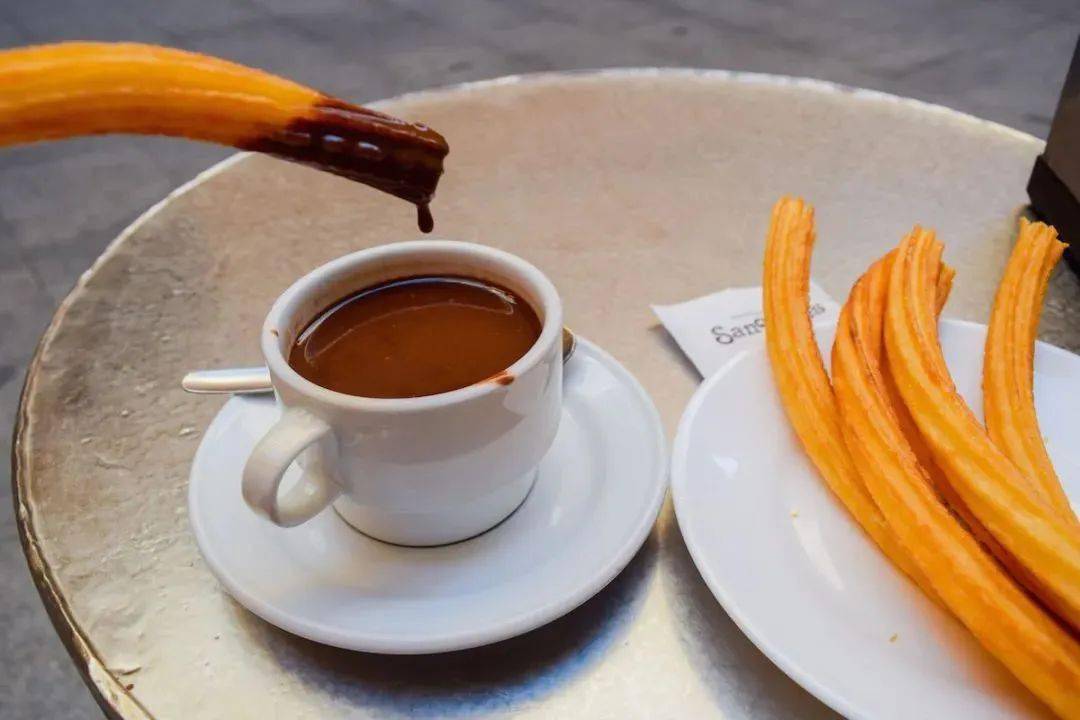 SheenaBronw9ym's tweet photo. Acabo de desayunar churros con chocolate en una casita de Madrid, y el sol me regala una tarde perfecta para caminar por las calles adoquinadas! Una experiencia que llena el corazón. https://t.co/itcwARwPcu