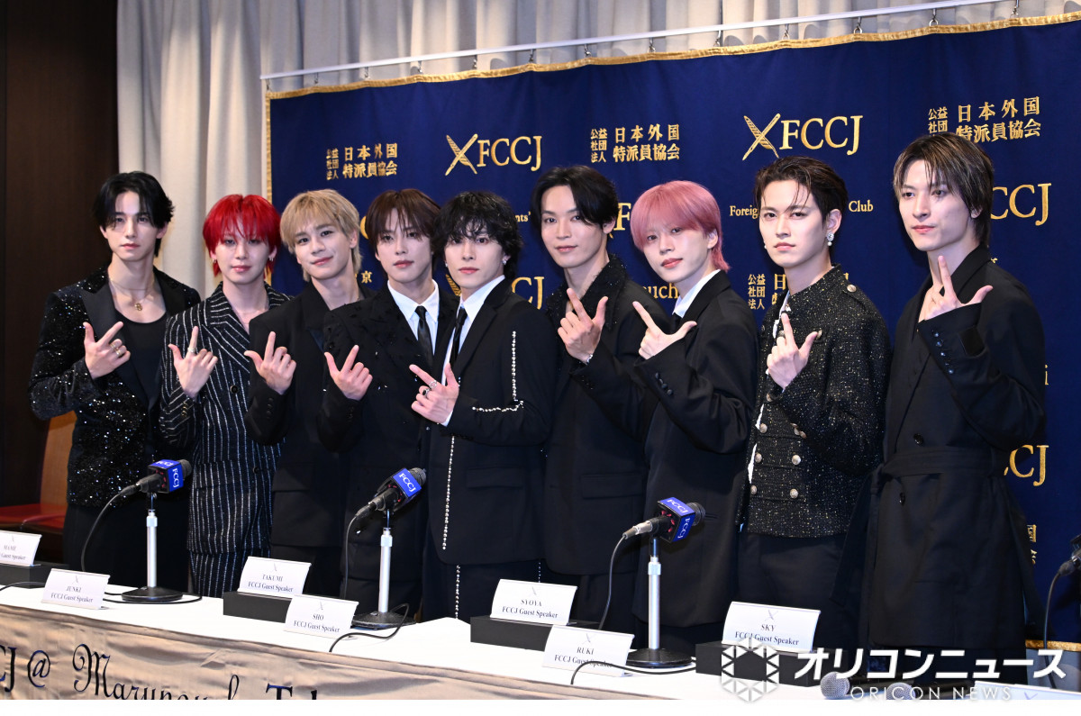 oricon's tweet photo. JO1、外国特派員協会で『全米デビュー出発式』🗽
與那城奨が英語で自己紹介💚
鏡開きでお祝いも✨️
https://t.co/ZTkl5Sjfbg
#JO1 https://t.co/hYl7O0HRaB