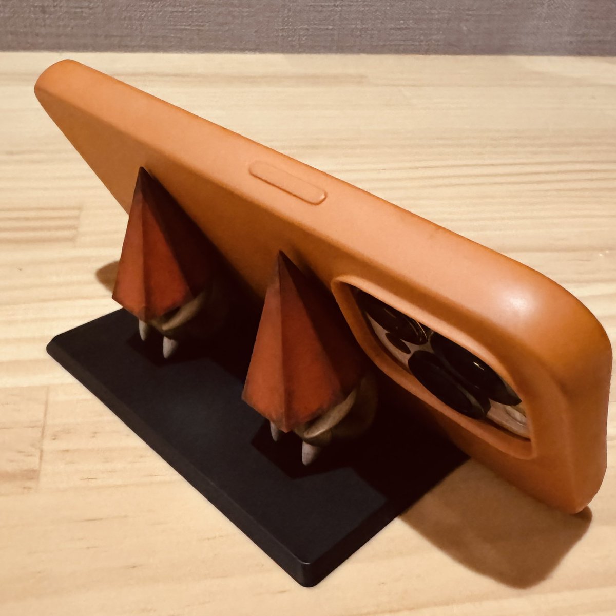 LouisettePetiot's tweet photo. 三角様スマホスタンド到着📦

健気にスマホを背中で支えてるのジワる😁

#gecco #サイレントヒル #三角頭 https://t.co/DyK52O7wQo