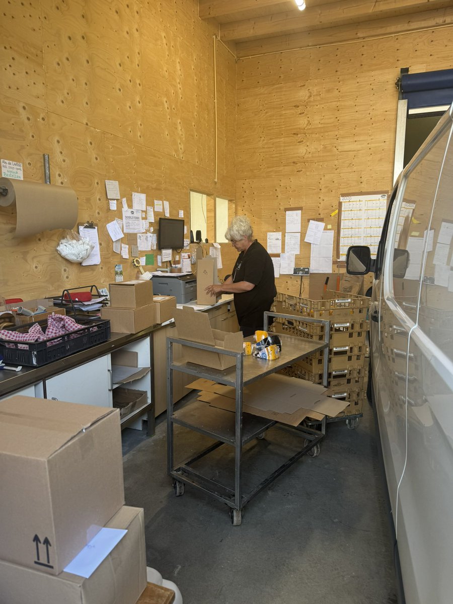 Wezenspyk's tweet photo. De kaasbus wordt vol geladen. #bestellingen #kaas https://t.co/6bLHqtgz5b