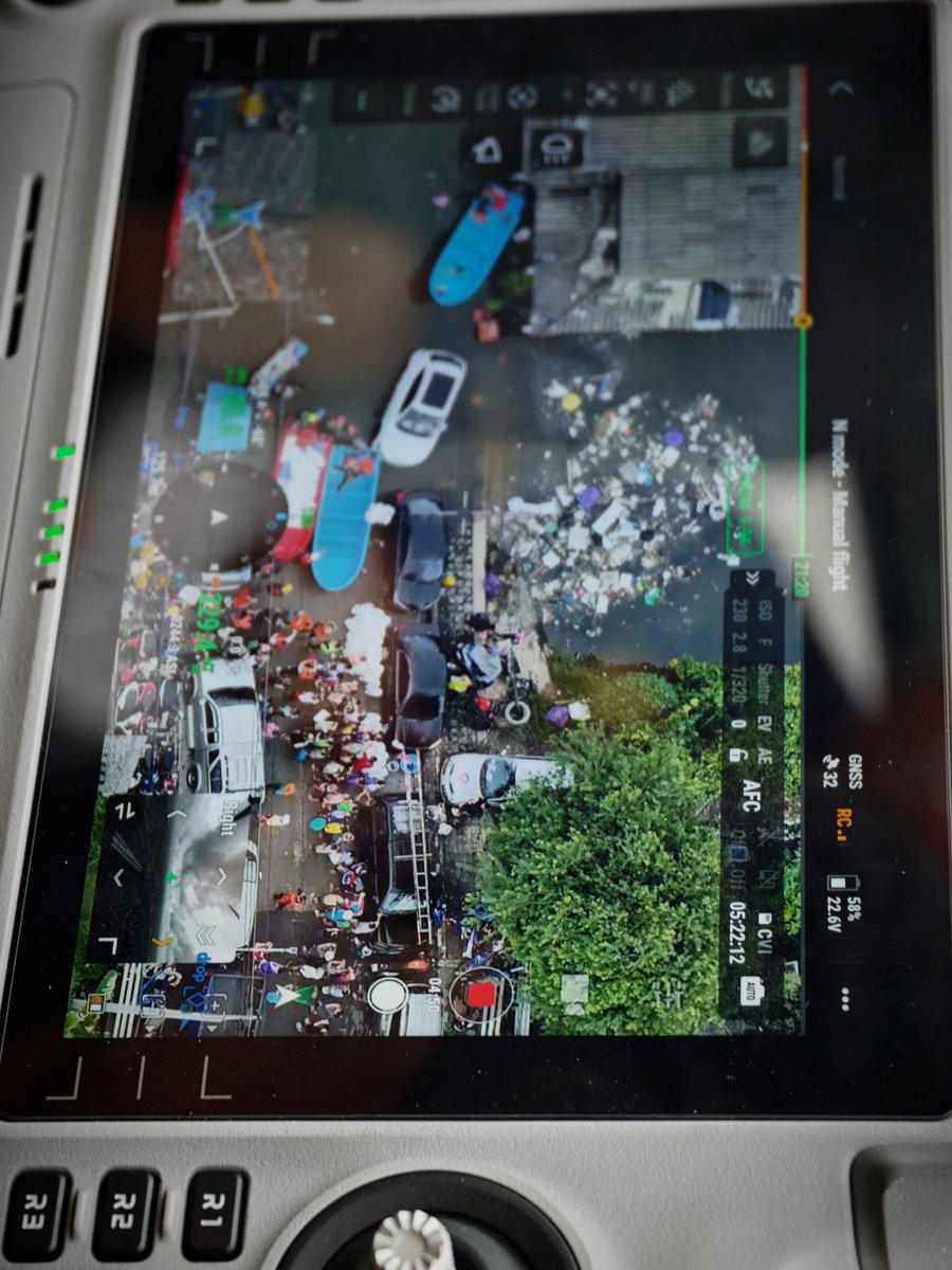 SAHINOP's tweet photo. คำขอบคุณที่เรียบง่าย

เมื่อวานอยู่ตรงนั้นพอดี ตอนที่โดรนกำลังบินขึ้น (ภาพที่ 2 ของโพสต์) คือภาพที่เห็นระหว่างที่โดรนกำลังบินส่งอาหารชุดแรกเข้าไป คนจำนวนมากมารอตรงเรือ แล้วก็ค่อยๆ ต่อคิวเอาข้าวกันไปคนละกล่องสองกล่อง

มันไม่ใช่ภาพที่สวยงามเลย ทั้งในฐานะคนถ่ายภาพ หรือในฐานะคนที่เห็นคนกำลังทำงานอยู่ตรงนั้น

แต่ภาพนี้ทำให้เห็นว่า ในพื้นที่ที่แม้แต่เรือก็เข้าไปไม่ได้ เพราะมีทั้งรถที่จอดตาย ทั้งรั้วและสิ่งกีดขวางที่ขวางทางเรือ ยังมีคนพยายามหาทางเอาอาหารเข้าไปให้ถึงคนที่รออยู่

ไม่อยาก Romanticize กับภาพแบบนี้ เพราะสุดท้ายแล้วมันคือภาพของคนที่กำลังเดือดร้อน แต่คำขอบคุณนี้ คือคำขอบคุณเรียบง่ายแต่มีพลัง สำหรับคนที่กำลังทำงานอยู่ตรงนั้น

ขอบคุณทุกคนที่ยังทำงานกันอยู่ ไม่ว่าจะเป็นเจ้าหน้าที่ อาสาสมัคร คนขับเรือ คนบินโดรน หรือคนที่อยู่เบื้องหลังการจัดอาหารและขนของ คนต้นคิด คนวางแผน คนที่ผลักดันให้สิ่งนี้เกิดขึ้นและมันช่วยคนได้จริงๆ

หวังว่าเราจะช่วยกันให้ทุกคนผ่านวิกฤตนี้ไปได้เร็วที่สุด 

ป.ล.วันนี้ได้ยินว่าโดรนบินไปเป็นสิบรอบ หย่อนอาหารทั้งวัน ในพื้นที่ดังกล่าว คาดว่าวันนี้ น่าจะบรรเทาให้ทุกข์นั้นเบาลง

#มหาอุทกภัย #น้ำท่วมร่มเกล้า #น้ำท่วม69