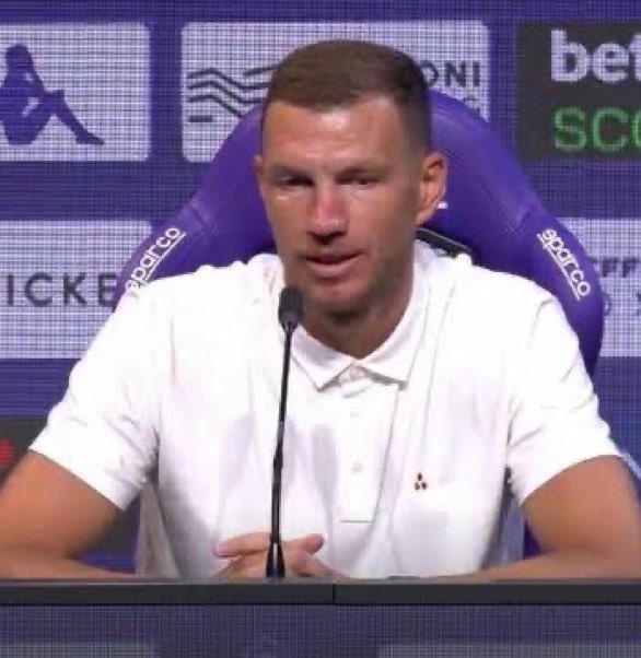 SaracogluSports's tweet photo. 🚨Edin Dzeko: (Ağustos 2025)

"Fenerbahçe'de ligi 99 puanla bitirmiştik ve Galatasaray'ın üç puan gerisinde ikinci olmuştuk.

105 puan yapsaydık bile yine ikinci olacaktık. Çünkü Galatasaray'ı şampiyon yapmanın bi yolunu bulacaklardı." https://t.co/PRaSaQlhQa