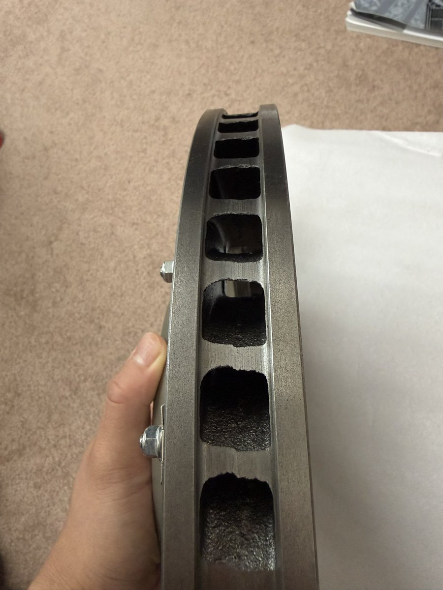 laudada888's tweet photo. D2キャリパー用355mmローターを制動屋さんに製作してもらいました！（試作）

中の人のわがままでフローティングにしてもらったり、ベルハウジングの形状まで色々、色々こだわりました🤭

補修用ローターとして価格も抑えれそうなのでサーキットユーザーさんには新しいご提案ができそうです！

これからサーキットテストを繰り返して製品にできるようにしますのでD2キャリパー装着の皆様乞うご期待！

#ラウダダカンパニー
#制動屋
#D2キャリパー