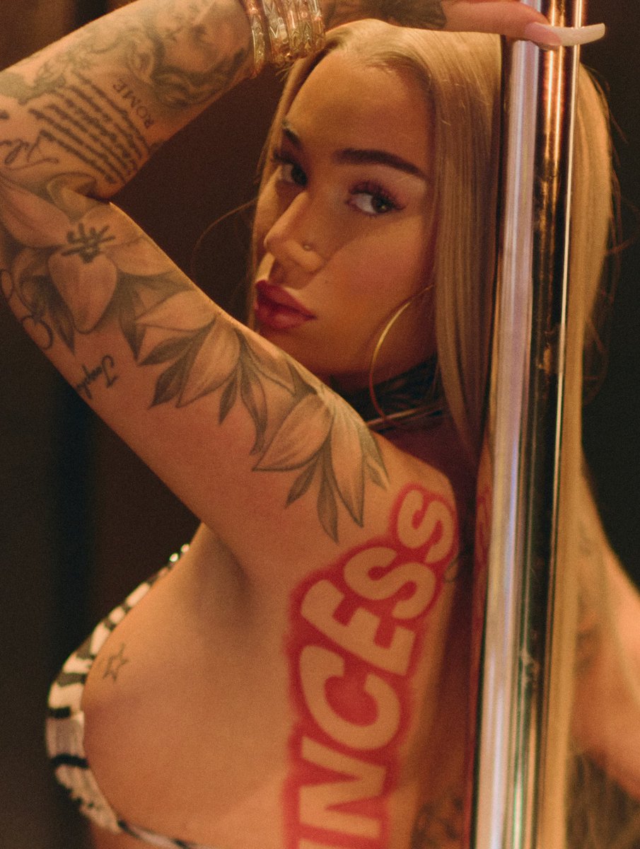 creamonfilm's tweet photo. Antonia  Snyder 

- heiress  2  millions 
- single  ship 
- lewd-non  on  da  timeline 
- open  2  storylines  nd  connections 
- multi  para-novella  writer 

   like  and  rt  2  show  sum  love https://t.co/4zlhXF0Sls
