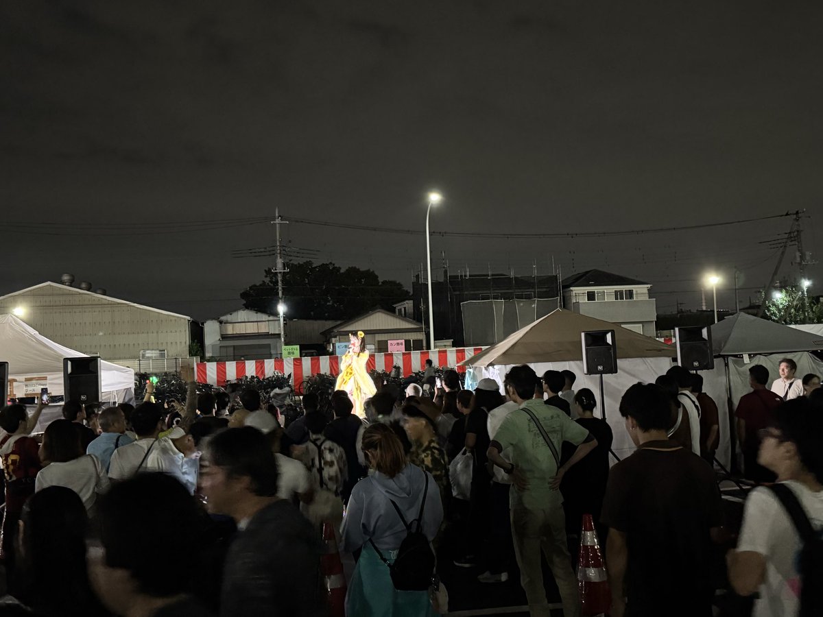 kozi99999's tweet photo. 今年初の試みで
第46回川口たたら祭り内
Galaxy特設野外ステージ開催させていただきありがとうございました！
ご参加いただいた皆さんありがとうございました🙇

※画像はエンディングのすずはらかのんライブ

日付変わり
翌日の夜に函館の仕事で車で青森に向かってたら群馬県で車のイグニッションコイルが壊れて高速で40キロほどしかスピードが出なく深夜にJAFを呼んだけど対応できずで群馬の羽生パーキングで朝まで待ち、朝に群馬の整備工場10件まわっても対応できず低速運転で群馬から一般道で川口へ。
川口のいつもの車検出してる整備工場に車を預けて今日は直らずで‥

車移動諦めて、車から機材関係をキャリーに入れて新幹線で今函館に向かってます。

前回も別件でトラブルがあり車で函館行く時何かしらのトラブルがあります💦

参考までに車で関東から函館まで行くと余計にお金かかります。
高速代往復約30000円
ガソリン代往復約25000円
フェリー代往復約40000円
休憩入れて10時間近く運転しなければいけない
合計約95000円

新幹線だと約46000円

飛行機だと早割使えば往復約30000円

函館で年に2回だけ昔から依頼受けてる案件がありそれだけはしっかりやり遂げたいと思っていて自ら担当しています！