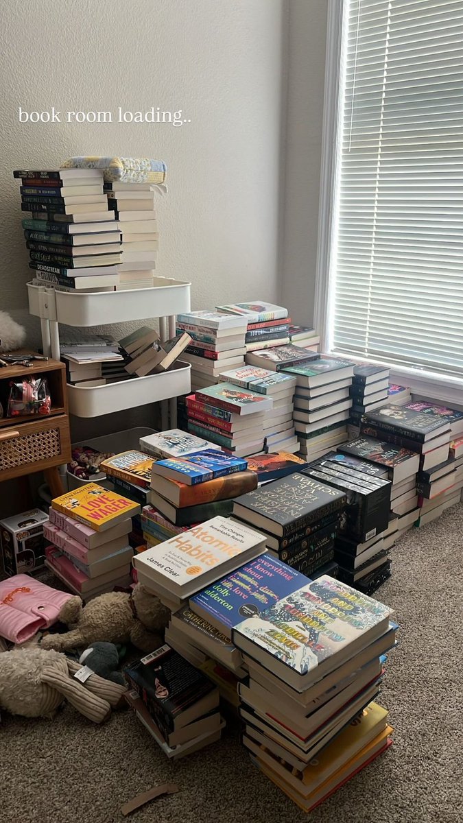 dayydreamaa's tweet photo. The smell of books 📚 https://t.co/XjoJaDidCO