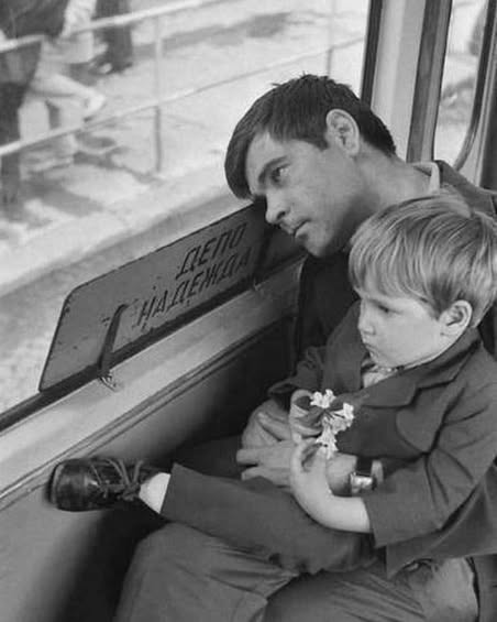 literlandweb1's tweet photo. "Creo que aquello en lo que nos convertimos depende de lo que nuestros padres nos enseñan en pequeños momentos, cuando no están intentando enseñarnos. Estamos hechos de pequeños fragmentos de sabiduría".
Umberto Eco https://t.co/SveQQzCKdE