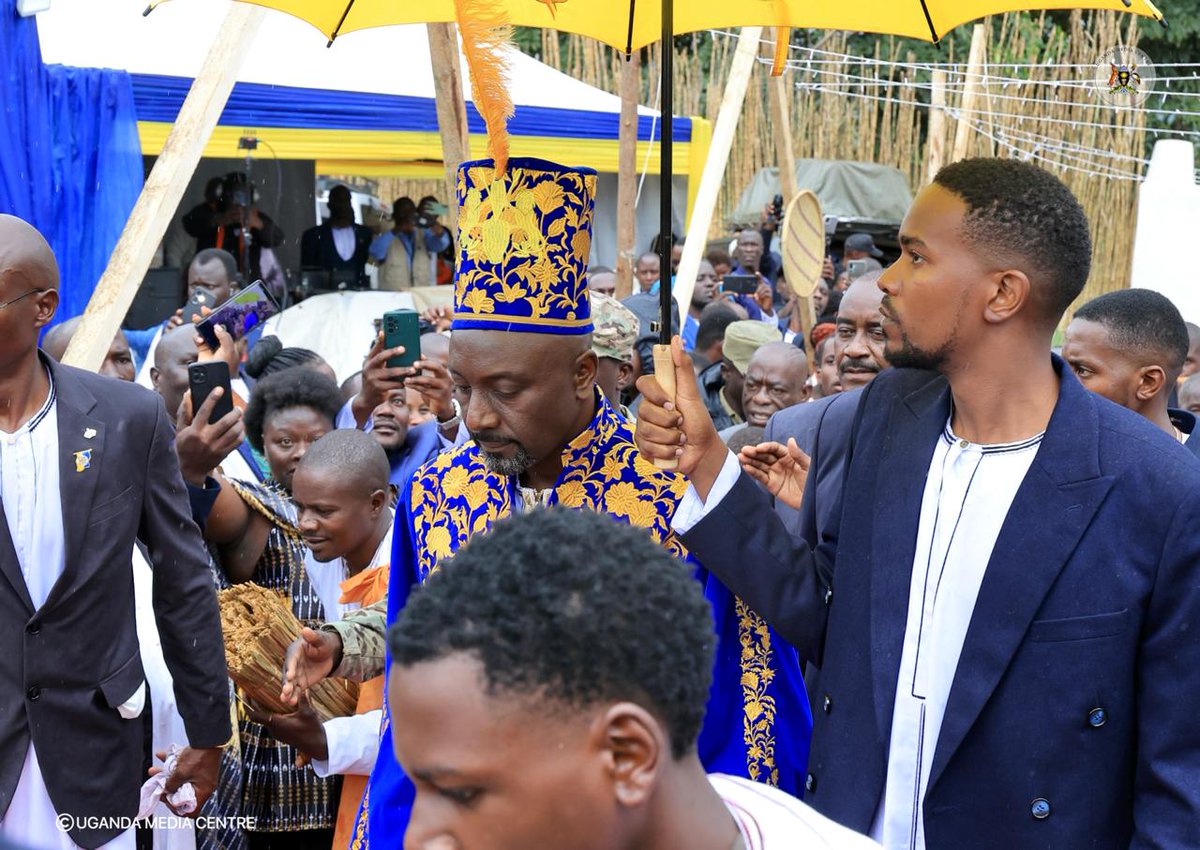 UgandaMediaCent's tweet photo. Royal Entrance

Omukama Edward Rukidi Nyabongo I, majestically makes his way to the Karuziika Royal Palace for his coronation ceremony, shortly after prayers conclude at St. John's Cathedral. #TooroCoronation https://t.co/aPm8iwOf5K
