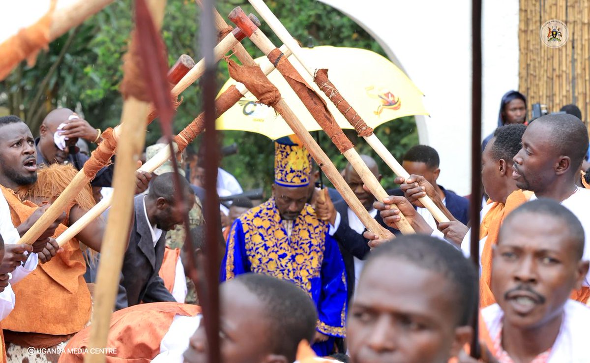 UgandaMediaCent's tweet photo. Royal Entrance

Omukama Edward Rukidi Nyabongo I, majestically makes his way to the Karuziika Royal Palace for his coronation ceremony, shortly after prayers conclude at St. John's Cathedral. #TooroCoronation https://t.co/aPm8iwOf5K