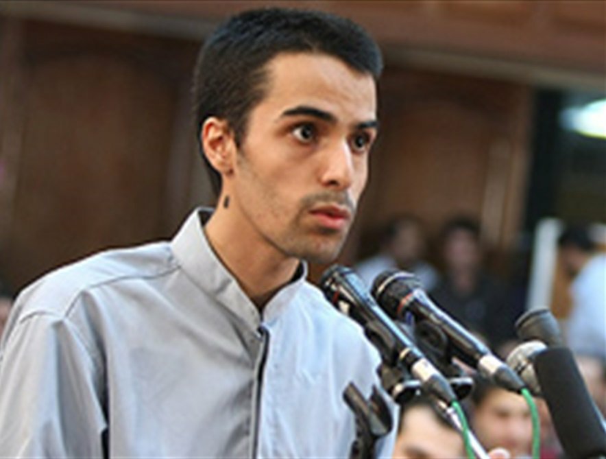 dargir2004's tweet photo. میدونستید نسرین ستوده عامل اعدام آرش رحمانی پور جوان بیگناه پادشاهی‌خواه بود؟
آرش رحمانی پور زیر سن قانونی بود به جرم پیوستن به انجمن پادشاهی‌خواهان.
نسرین ستوده اصلاح طلب ج.ا است مثل نرگس محمدی ولی اونطوری ج.ا میخواست دیده نشد.
ولی دستش به خون مردم آلوده است.
نسرین ستوده یک انگل تمام عیاره.