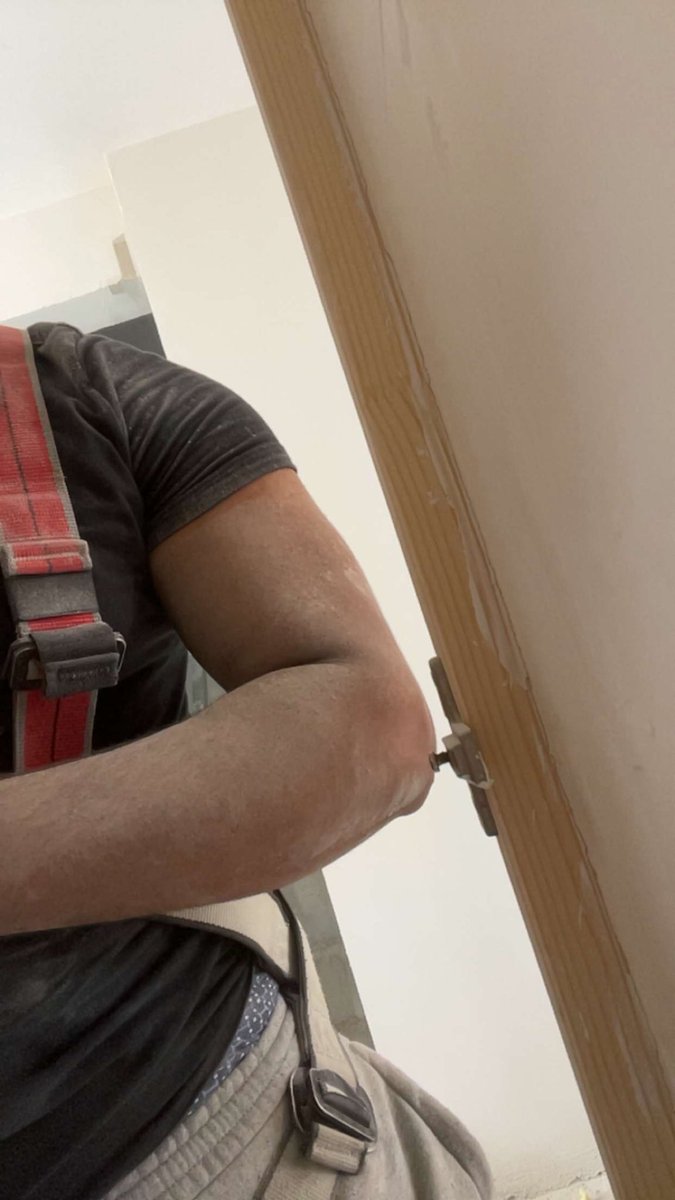 looop3s's tweet photo. branchez-vous sur les mecs qui taff dans le chantier 😎 https://t.co/u0tCs6wcWU