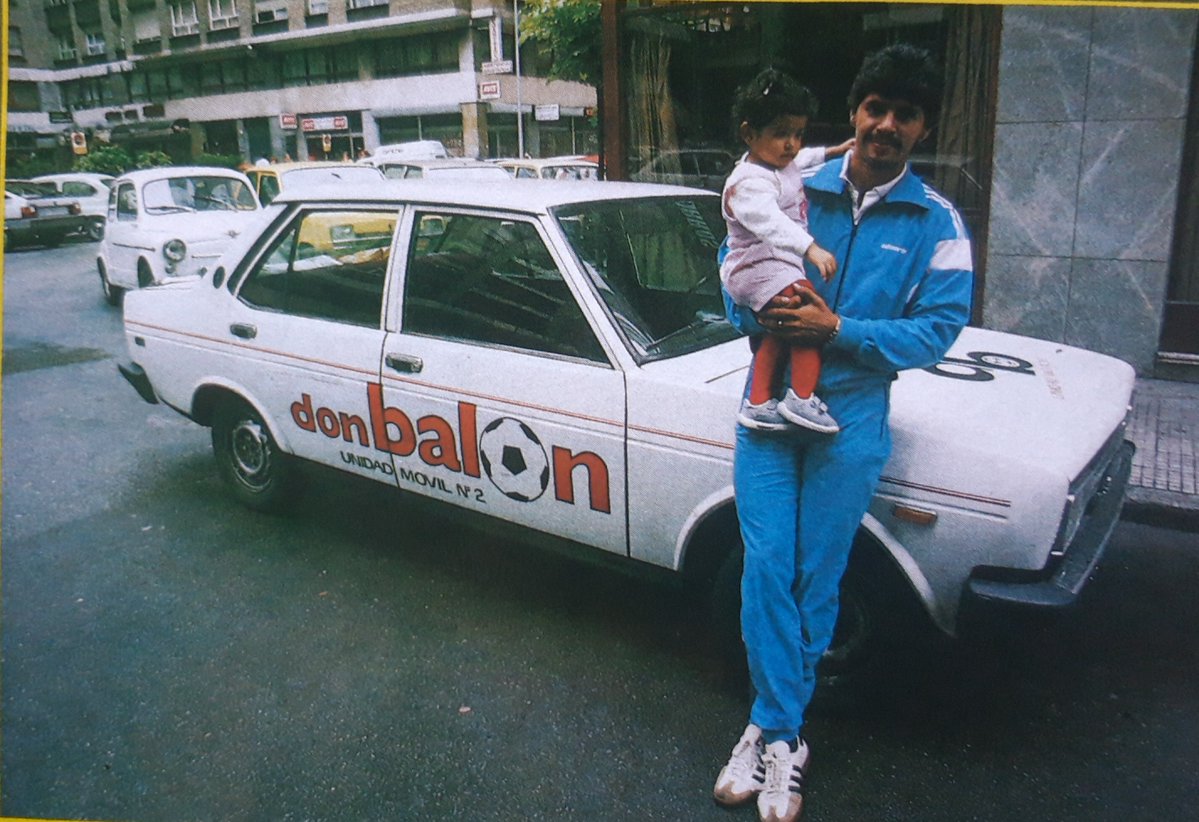 FutbolCarroza's tweet photo. 📸 El delantero mexicano 'Lucho' Flores en Gijón, posando junto a una unidad móvil de Don Balón.

🇲🇽 Llegó al Sporting tras jugar el Mundial 86.

⚽️ Marcó 12 goles en su única temporada como rojiblanco (86/87). https://t.co/LZxpt74MO1