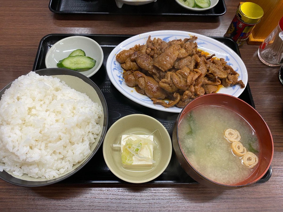 magenistar's tweet photo. 焼売は��を食う物で餃子は野菜を食う物。わい的に焼売はホットプレートで蒸し焼きにして下カリにするのがエチケット。 https://t.co/xw1uCnvrvE
