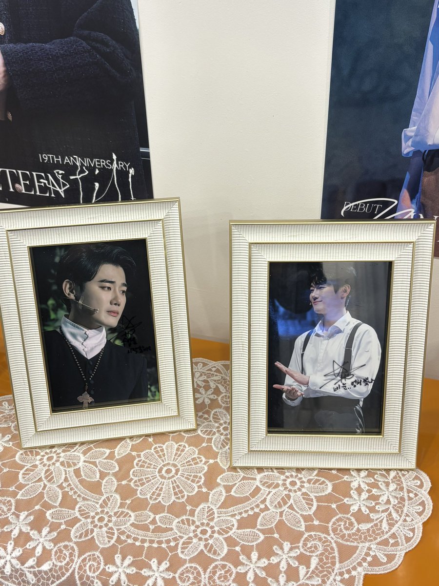 Nineteen_still's tweet photo. 𝐘𝐨𝐨 𝐒𝐞𝐮𝐧𝐠𝐡𝐲𝐮𝐧 𝐃𝐞𝐛𝐮𝐭 𝟏𝟗𝐭𝐡 𝐀𝐧𝐧𝐢𝐯𝐞𝐫𝐬𝐚𝐫𝐲 𝐂𝐚𝐟𝐞

유승현 배우님이 방문해 주셨어요 🐤

사인 남겨 주신 액자는 해시태그 이벤트 상품으로 증정 예정이니 참고 부탁드립니다

#유승현
#우리가_승현을_사랑한_마음들 https://t.co/xnCPegEVLm