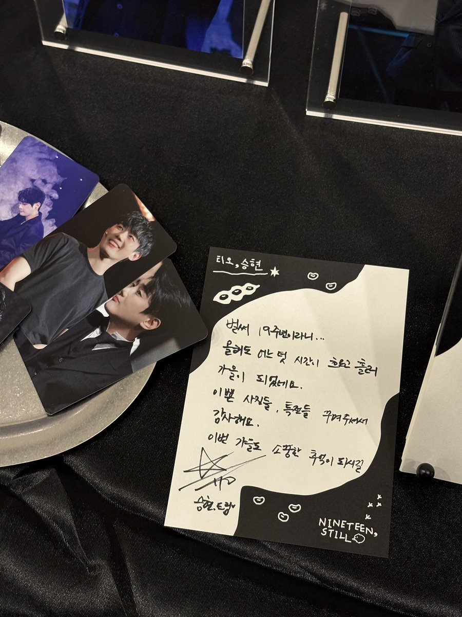 Nineteen_still's tweet photo. 𝐘𝐨𝐨 𝐒𝐞𝐮𝐧𝐠𝐡𝐲𝐮𝐧 𝐃𝐞𝐛𝐮𝐭 𝟏𝟗𝐭𝐡 𝐀𝐧𝐧𝐢𝐯𝐞𝐫𝐬𝐚𝐫𝐲 𝐂𝐚𝐟𝐞

유승현 배우님이 방문해 주셨어요 🐤

사인 남겨 주신 액자는 해시태그 이벤트 상품으로 증정 예정이니 참고 부탁드립니다

#유승현
#우리가_승현을_사랑한_마음들 https://t.co/xnCPegEVLm
