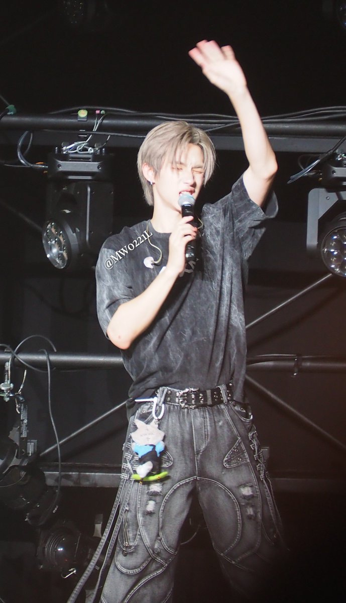 Mw0221l's tweet photo. これでLYKN🐺大阪記録ポストは終了します🙂‍↕️
最後は大好きなHONG君🩷の舌👅出しとめちゃくちゃライト浴びて眩しい表情のHONG君🩷を

#LYKNDuskAndDawnxOsaka
#hongshihoshi https://t.co/1DuHJmoPoI