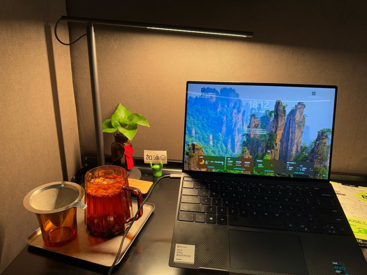 YiStadnikpxz's tweet photo. Mid-week slump hits hard — staring at the screen, counting the coffee sips left, and pretending to read work emails. Send help (and more snacks) https://t.co/AFbXGlgSAN