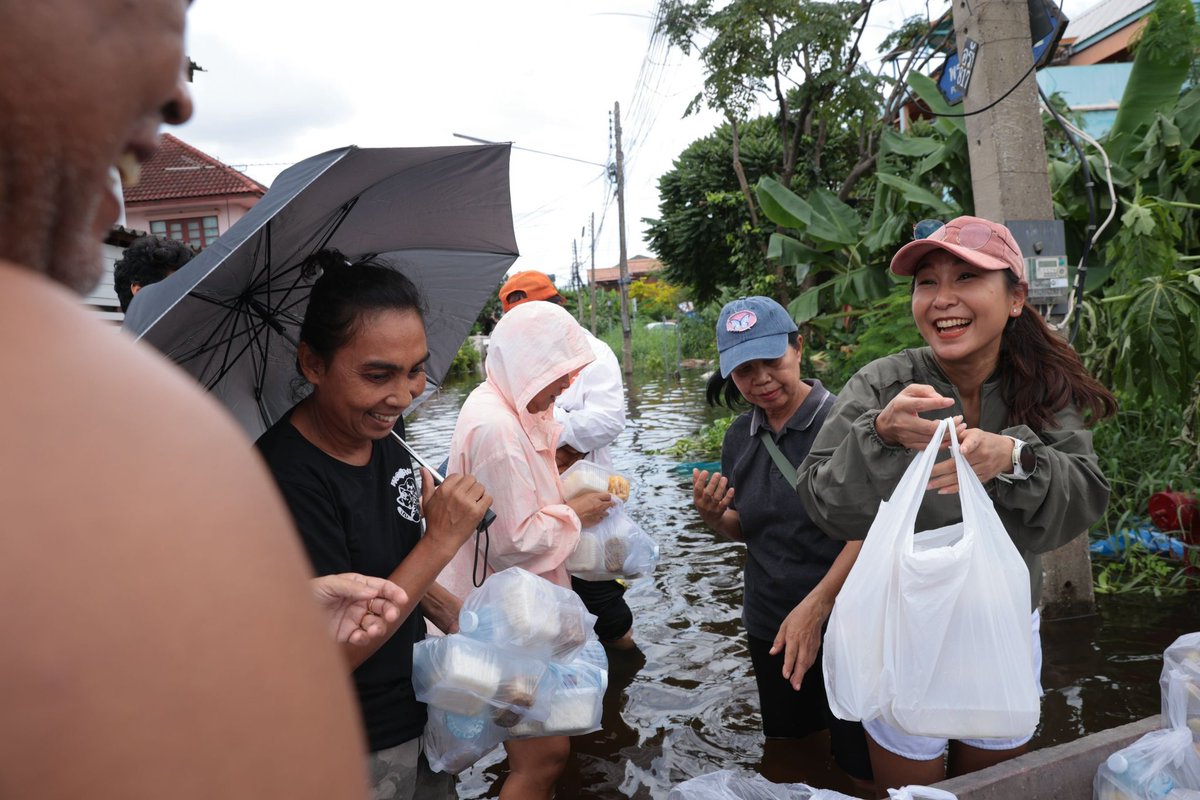 loreneeliz's tweet photo. แจกข้าวด้วย แจกกำลังใจด้วย คุมศิริกัญญาของหนูลุยน้ำทุกวัน 🥺🥺🥺🥺🧡 https://t.co/l6UkJ0Y45R