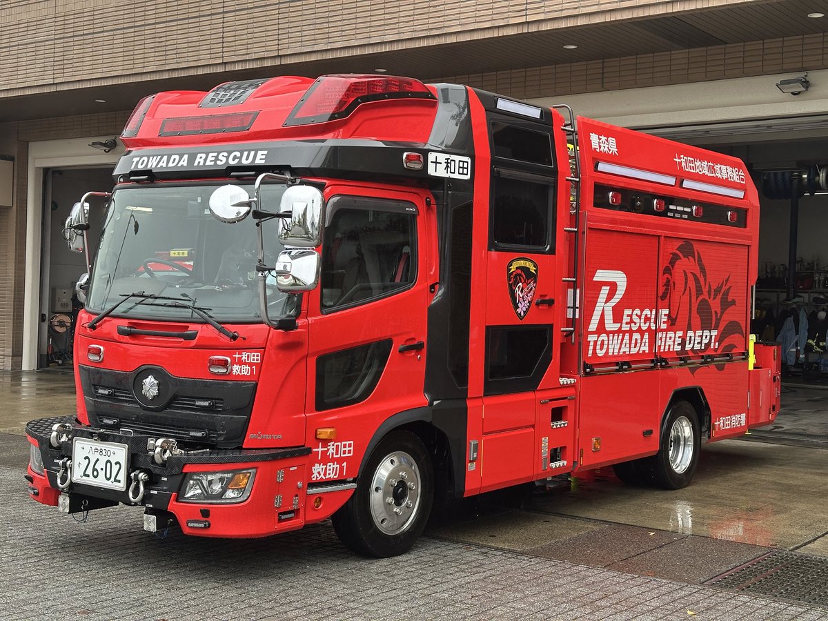 KMFD119's tweet photo. ~青森県初 インテリ救助~
十和田地域広域事務組合消防本部 
十和田消防署 十和田救助1
今年3月に更新された車両で、青森県初のインテリジェントアタッカーを採用しました🙌
シャッターには馬の名産地にちなんで馬のデザインが描かれています！
#十和田地域広域事務組合消防本部  
#十和田消防署 https://t.co/ica0889F9m