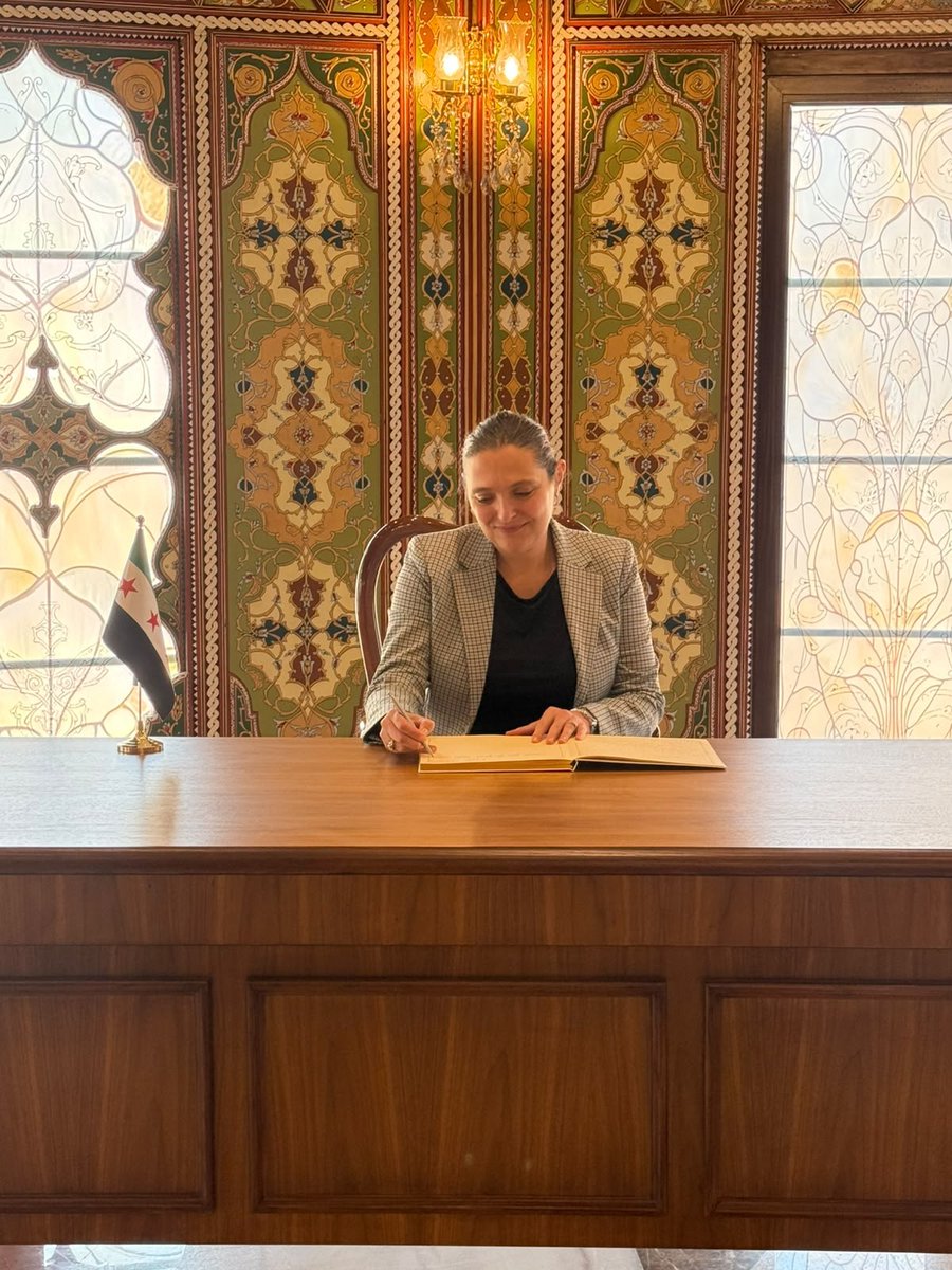 DKAmbKSA's tweet photo. 🇩🇰🇸🇾 As part of introductory meetings in Riyadh, @DKAmbKSA Merete Juhl,  was pleased to meet H.E. @mhbash58529 Mohsen Mohammed Mahbash, Minister Plenipotentiary of the Syrian Arab Republic to Saudi Arabia @embassyofsbm90 .
A friendly exchange on ways to strengthen dialogue and cooperation between Denmark and Syria, following the reopening of the Royal Danish Embassy in Damascus. 🇩🇰🤝🇸🇾

 في إطار اللقاءات التعارفية في الرياض، سعدت سعادة السفيرة ميريته يول، سفيرة الدنمارك لدى المملكة العربية السعودية، بلقاء سعادة محسن محمد مهباش،القائم بالأعمال الوزير المفوض لدى الجمهورية العربية السورية في المملكة العربية السعودية.
وجرى خلال اللقاء تبادل ودي لوجهات النظر حول سبل تعزيز الحوار والتعاون بين الدنمارك وسوريا، وذلك عقب إعادة افتتاح سفارة مملكة الدنمارك في دمشق. 🇩🇰🤝🇸🇾