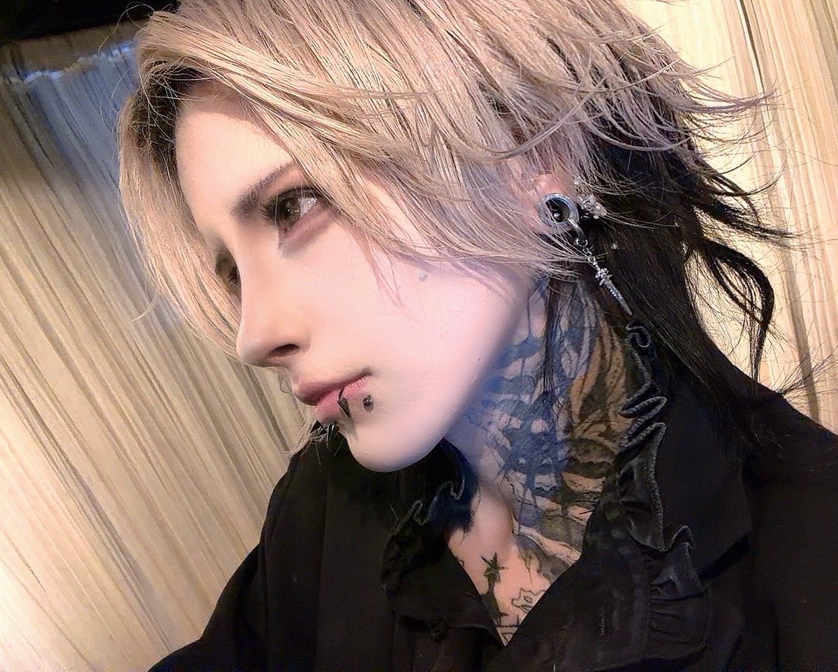 DIARIS_GD's tweet photo. これインスタに投稿したら
ルッキズムの絵みたいって言われてやばい https://t.co/psHsxz4RiY