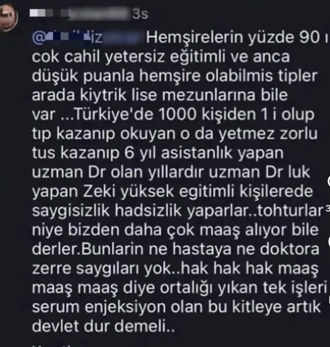 fisunsenuzun's tweet photo. HEMŞİRELİK, “SERUM VE ENJEKSİYON”DAN İBARET DEĞİLDİR

Bir meslek grubunun %90’ını hiçbir bilimsel veri sunmadan “cahil” ve “yetersiz” ilan etmek bilimsel bir değerlendirme değil, ağır bir genellemedir. Bilim insanından beklenen ise genelleme değil; kanıt, ölçülebilir veri ve mesleki etiktir.

Hemşirelik; serum takmaya, enjeksiyon yapmaya indirgenebilecek bir meslek değildir. Dünya Sağlık Örgütü hemşireliği; sağlığın geliştirilmesi, hastalıkların önlenmesi, hastaların bakımı ve rehabilitasyona kadar uzanan geniş bir profesyonel alan olarak tanımlıyor. Uluslararası Hemşireler Konseyi’nin 2025 tanımı ise hemşireliği bilimsel bilgiye, klinik beceriye, etik standartlara ve kanıta dayalı karar vermeye dayanan bir sağlık disiplini olarak ortaya koyuyor. 

Peki hemşire yalnızca “serum ve enjeksiyon” yapan biriyse; yoğun bakımda hastanın saatler içinde değişebilen klinik durumunu kim izliyor? Acilde bozulmanın belirtilerini kim takip ediyor? Ameliyathanede güvenli cerrahi sürecinin devamlılığında kim görev alıyor? Hastanın bakım gereksinimlerini kim değerlendiriyor?

Hemşire; hastayı değerlendirir, bakımını planlar, uygular ve sonuçlarını izler. Yaşamsal bulgulardaki değişimleri takip eder; ilaç güvenliği, enfeksiyonların önlenmesi, düşme ve bası yarası risklerinin azaltılması, hasta ve aile eğitimi ile bakımın sürekliliğinde sorumluluk üstlenir. Yoğun bakımdan acile, ameliyathaneden yenidoğana, onkolojiden palyatif bakıma kadar farklı alanlarda bilimsel bilgi ve klinik beceri kullanır. WHO da hemşirelerin sağlık sorunlarının erken fark edilmesinden koruyucu hizmetlere ve doğrudan hasta bakımına kadar kritik roller üstlendiğini açıkça belirtiyor. 

Üniversiteye giriş puanı ise farklı mesleklerin değerini ölçen bir cetvel değildir. Bir öğrencinin yıllar önceki sınav sıralaması; bugün taşıdığı klinik sorumluluğun, mesleki yeterliliğin veya insan olarak hak ettiği saygının ölçüsü olamaz.

Hekimlik çok uzun ve zorlu bir eğitim gerektirir. Uzman hekimlerin taşıdığı sorumluluk da tartışmasız büyüktür. Fakat bir mesleğin değerini yükseltmenin yolu başka bir mesleği küçültmek değildir.

Hemşirenin ücretini, nöbetini, çalışma koşullarını ve özlük haklarını konuşması da “hadsizlik” değildir. Hekimin kendi emeğinin karşılığını istemesi ne kadar meşruysa hemşireninki de o kadar meşrudur.

Sağlık hizmetinde saygı tek yönlü değildir. Hemşire hekime; hekim hemşireye; bütün sağlık profesyonelleri birbirlerinin eğitimine, emeğine ve sorumluluğuna saygı göstermek zorundadır.

WHO’nun 2025 raporu da hemşireleri sağlık sistemleri açısından vazgeçilmez bir iş gücü olarak ele alıyor. 

Hekimsiz sağlık hizmeti düşünülemeyeceği gibi, hemşiresiz güvenli ve sürdürülebilir bir sağlık hizmeti de düşünülemez.

Eleştirin, tartışın, sorgulayın. Ancak bir meslek hakkında hüküm vermeden önce o mesleğin ne yaptığını öğrenin.

Çünkü unvan, başka bir mesleği küçümseme ayrıcalığı vermez; eğitim arttıkça küçümsemenin değil, bilimsel ölçünün ve mesleki saygının artması beklenir.

#Hemşirelik #Hemşire #Sağlık #MeslekiSaygı #HastaGüvenliği