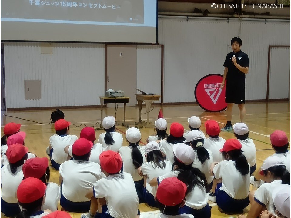 CHIBAJETS's tweet photo. 【レポート】9/29(火)船橋市立小室小学校にて、バスケットボール教室を開催しました🏀アカデミーの一色コーチが訪問し、小学5年生3クラスを対象にシュートをレクチャーしました。シュート対決では、たくさんのシュートが決まって、子供たちの笑顔があふれる時間となりました🤝✨ご協力いただいた皆さま、ありがとうございました🙇‍♂️#地域愛着