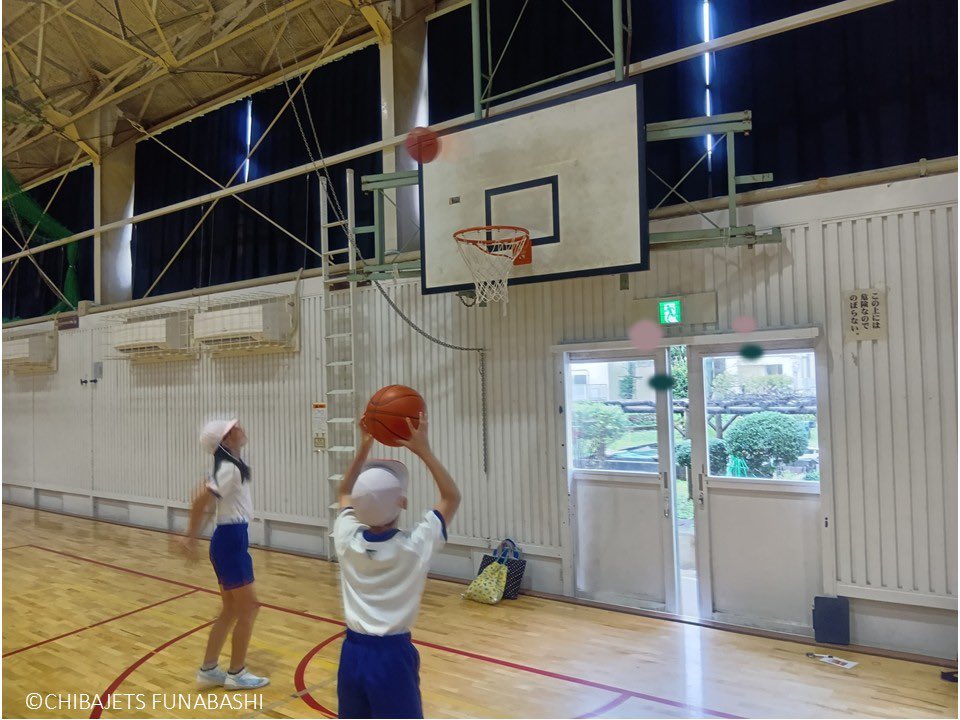 CHIBAJETS's tweet photo. 【レポート】9/29(火)船橋市立小室小学校にて、バスケットボール教室を開催しました🏀アカデミーの一色コーチが訪問し、小学5年生3クラスを対象にシュートをレクチャーしました。シュート対決では、たくさんのシュートが決まって、子供たちの笑顔があふれる時間となりました🤝✨ご協力いただいた皆さま、ありがとうございました🙇‍♂️#地域愛着