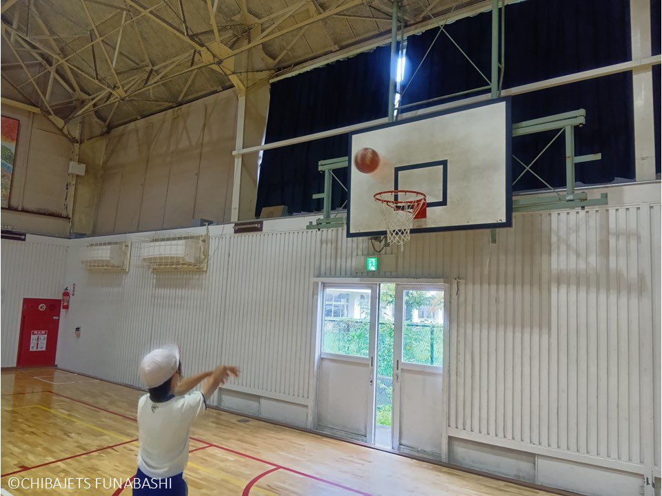 CHIBAJETS's tweet photo. 【レポート】9/29(火)船橋市立小室小学校にて、バスケットボール教室を開催しました🏀アカデミーの一色コーチが訪問し、小学5年生3クラスを対象にシュートをレクチャーしました。シュート対決では、たくさんのシュートが決まって、子供たちの笑顔があふれる時間となりました🤝✨ご協力いただいた皆さま、ありがとうございました🙇‍♂️#地域愛着