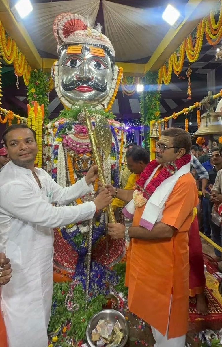 MamtaTripathi80's tweet photo. परम्परा के नाम पर द्विअर्थी गानों के साथ खुलेआम अश्लीलता परोसना धर्म को बदनाम करना ही तो है!! ये सनातन के कथित ठेकेदार सबसे बड़े दुश्मन हैं सनातन के !! 

इस अश्लील नाच की आधारशिला भाजपा विधायक नीलकंठ तिवारी ने रखी थी…

बार बालाओं के अश्लील डांस और लफ़ंगई की विधि विधान से ��ुरूआत कराई थी भाजपा विधायक नीलकंठ तिवारी और भाजपा पार्षद रोहित जायसवाल ने जो कि इस समिति के अध्यक्ष हैं!! 

शहर भर से लाखों ₹ का चंदा इकट्ठा किया था गुरू चेला ने इस अश्लीलता को परोसने के लिए!! 

सरकार भी इस फूहड़ता को रोकने के बजाय “बबुआना” का ��ज़ा लेने में जुटी है…ना विश्वास हो तो वीडियो में देखिए जीभ लपलपा रही है पुलिस वाले की !!

शर्मनाक है ये सब…