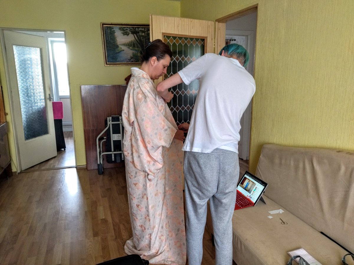 ArturGalata's tweet photo. 『外国人に和装は似合わない』っていう話題、ちょくちょく見るけど、私のお母さんの和装姿めっちゃ可愛いからね。YouTubeを見て私が着付けしたから、あまり上手くないかもだけど、めちゃめちゃ可愛いからね。そして、お母さん喜んでたからね。本人が喜んでるんだから、もうそれでいいよね。 https://t.co/zeEZoDWPsk