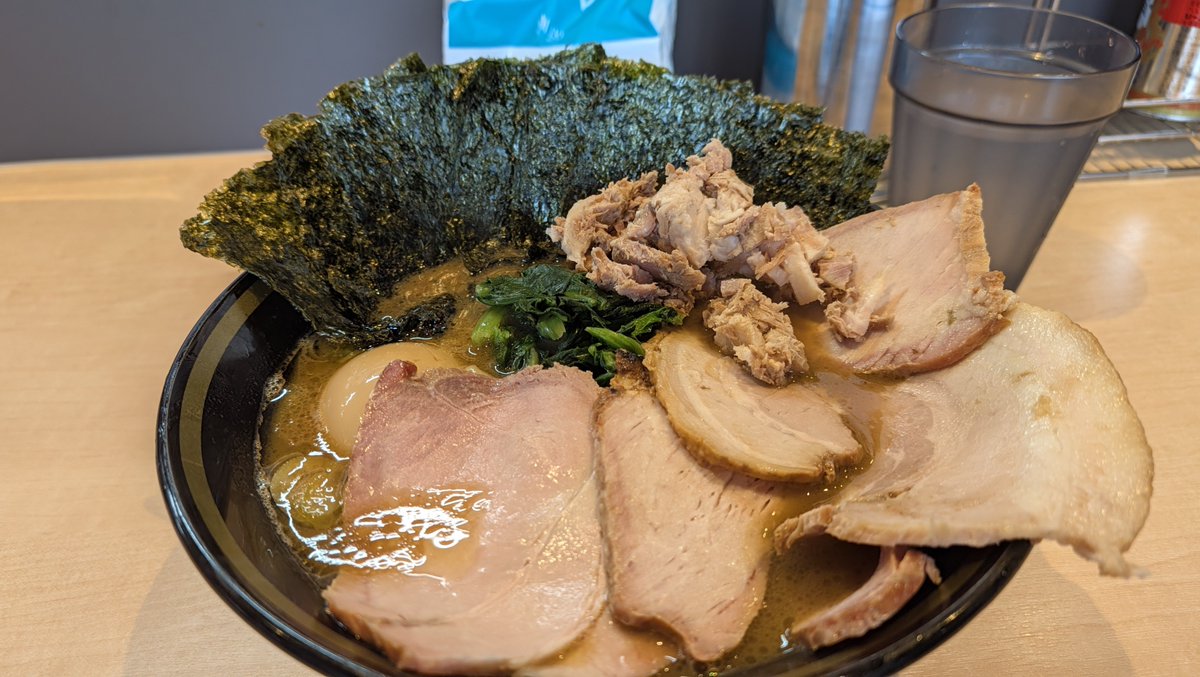 Yerse141's tweet photo. 上尾 らーめん新山の濃厚特製らーめん

昼頃、仕事の関係でで近くを通ったので寄り道。平日の13時でもほぼ満車でした。
特製じゃなくても良いかなって思うけど、海苔と味玉選ぶと100円しか変わらないので特製
三回目の訪問だけど、良い意味で家系ラーメンらしさが増してるかな。

#上尾
#らーめん新山 https://t.co/axfDMEqzES