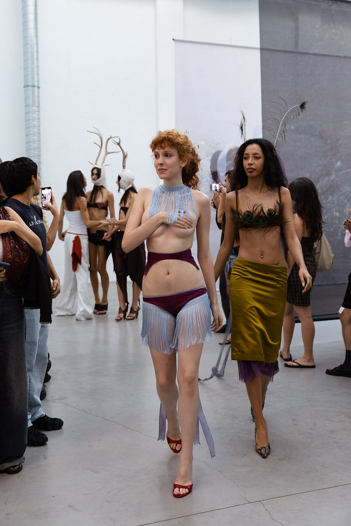 binary_spain's tweet photo. "Víspera" así fue el desfile debut de Moraïs en La Mosca
https://t.co/hFvS2Kvh4Y https://t.co/xURbglbuZS