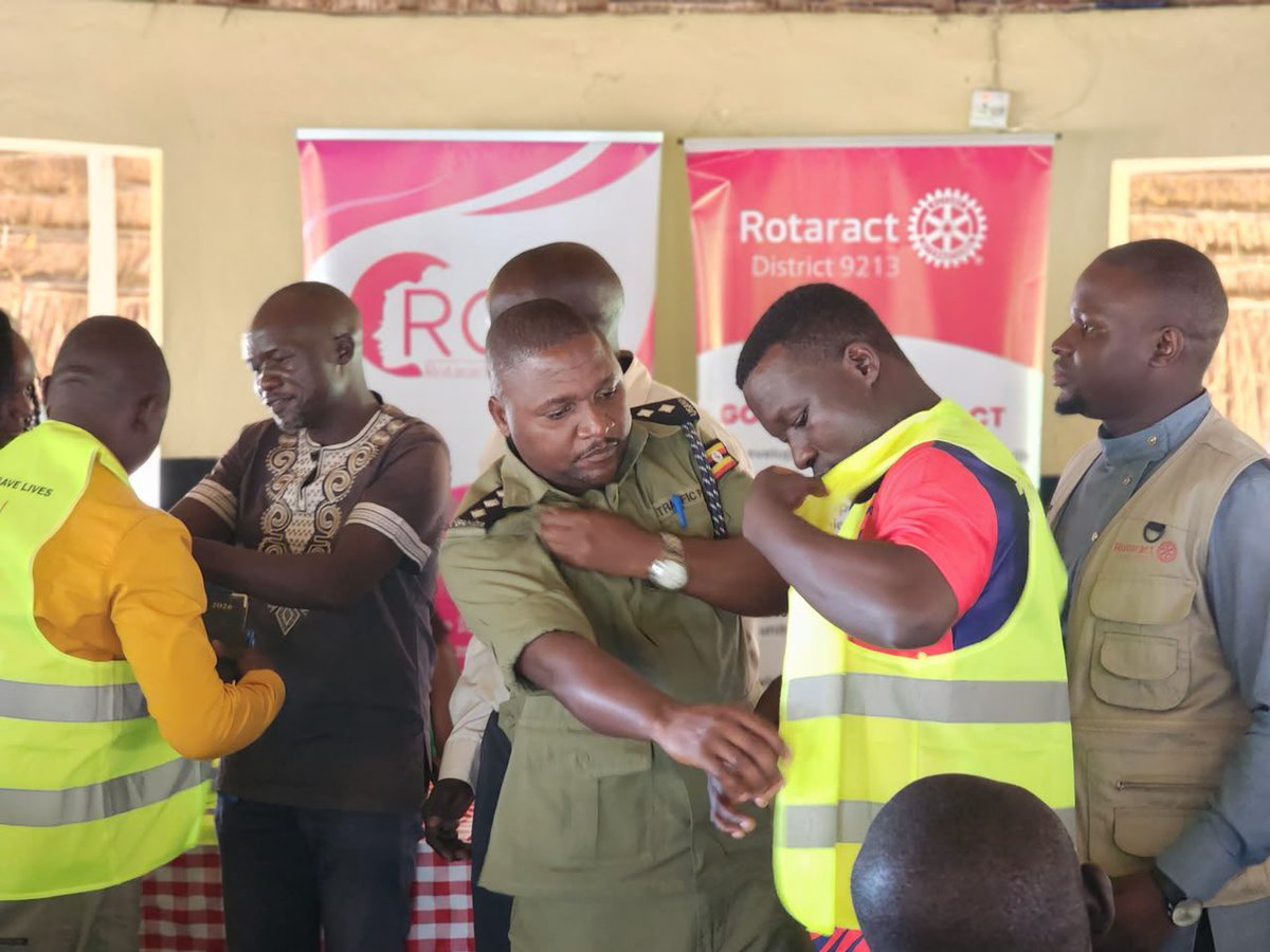 Rolid9213_'s tweet photo. Together with ROLI ,the District Rotaract Representatives ,Traffic officers Arua ,and the boda boda communities in Ediofe  ,we were able to launch the road safety project and engage on road safety measures for safe life while on the road.

#ROLIIMPACT
#ROLIWAY
#Rotaractlegacy https://t.co/OeN4M11cwM
