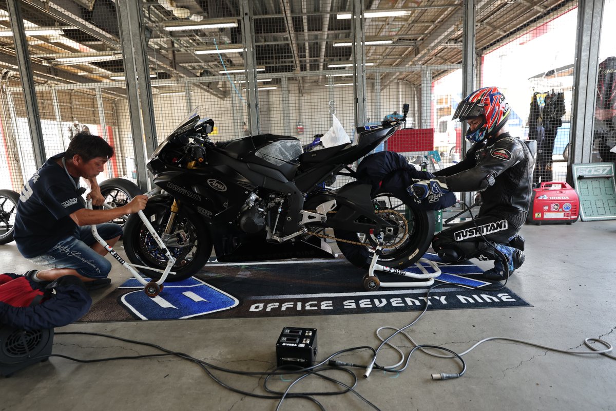 DaijiroNet's tweet photo. 【#日本人ライダー応援ショップ 情報】

#motoGP クラス
🇯🇵#小椋藍 選手

Office79アイテム
・79ブランケット(75cm×140cm) ￥2,790
・ #AO79 ラバーキーホルダー(黒/イエロー)￥1,200
・79ステッカーセット￥790

小椋選手がいつも練習の時使っているメンテナンスマットのデザインをブランケットにしました。柔らかいフワフワ素材で触り心地抜群です！

小椋選手とお揃いにしましょう✨
#MotoGP #JapaneseGP