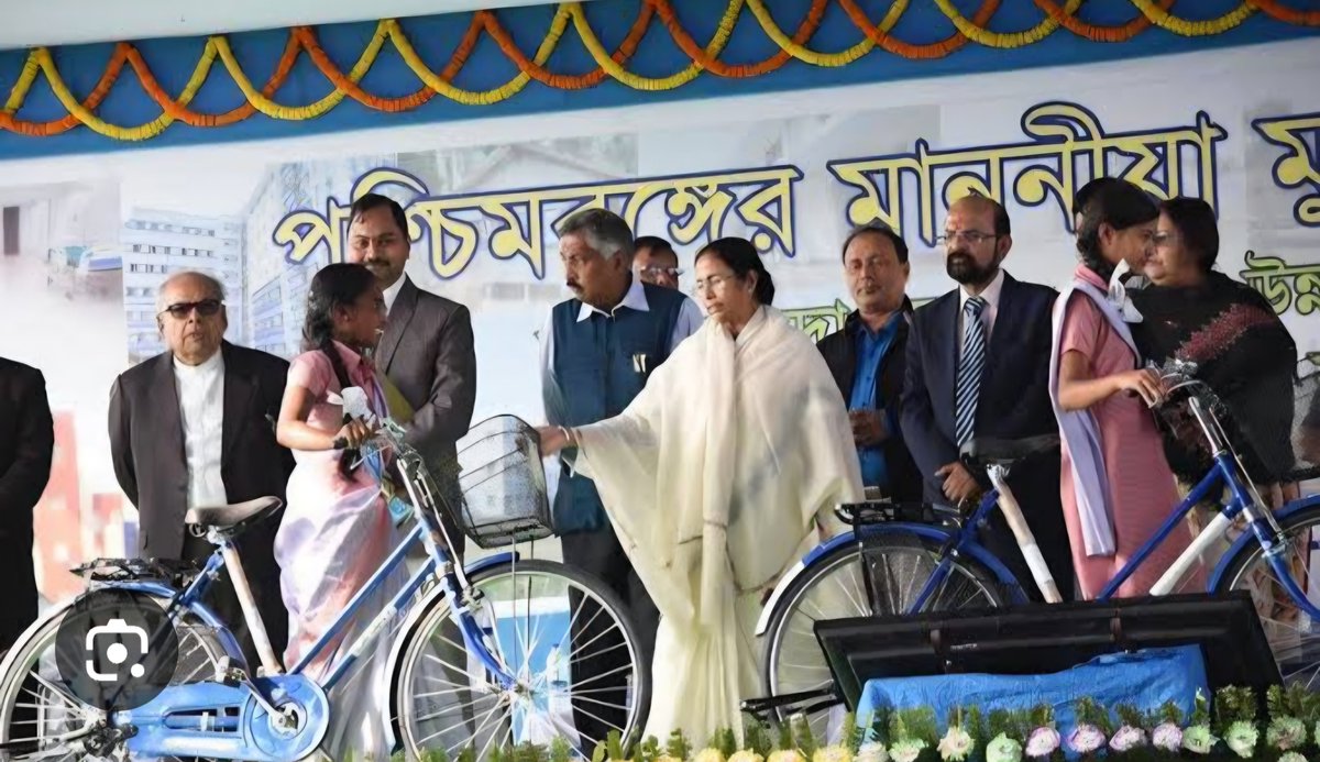 KunalGhoshAgain's tweet photo. বিজেপি সরকারের চক্ষুলজ্জাও নেই? @MamataOfficial মমতা ব্যানার্জি ছাত্রছাত্রীদের জন্য সাইকেলের ' সবুজসাথী' প্রকল্প শুরু করেছিলেন। বিপুল সংখ্যক ছাত্রছাত্রী তার উপকার পেয়েছে। দূরের স্কুলে যেতে কত সুবিধা। আজ হঠাৎ 'সারথি'?  বিজ্ঞাপনের ভাষা দেখুন- নতুন গতি!!! মমতাদির তৈরি করা স্কিম নিয়ে বিজেপির বড় বড় কথা। মমতাদি মানুষের স্বার্থে কাজ করেছেন, মেনে নিক বিজেপি।