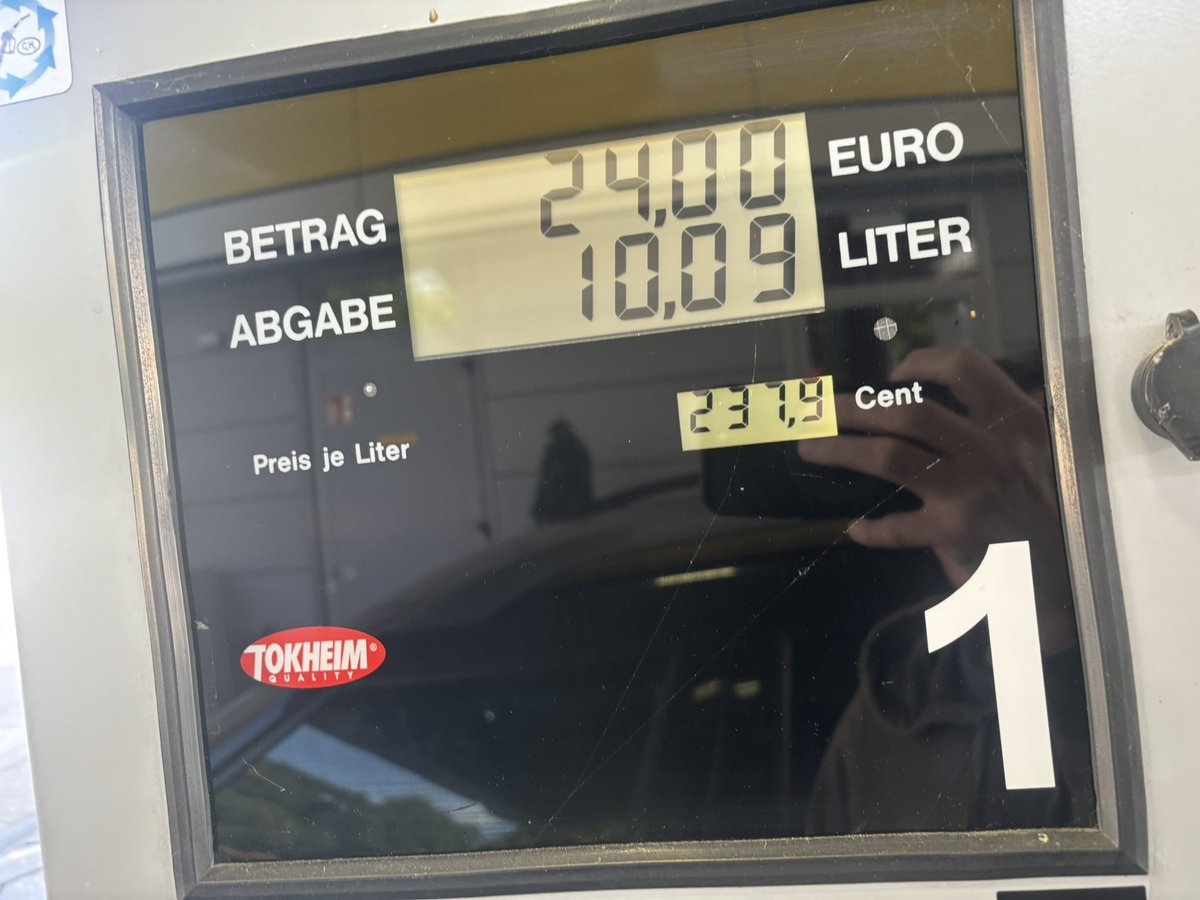 ronaldglaeser's tweet photo. 10 Liter „Billigsprit“ (E10) für fast 50 D-Mark. Die Grünen sind am Ziel.

Unter einer CDU-Regierung.

Keine Pointe. https://t.co/TpXLHrcfIU