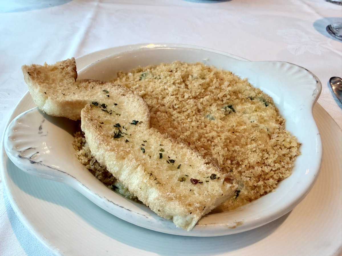 tanstaafl44's tweet photo. 今日も窓際席に案内された!😄
パン粉いっぱい掛かった料理を見て「この航路はエビフライ出ないなー」と思いつつ美味しく食べました。
ポークは大き過ぎて食べ切れるか危ぶんだけど、ウェイターさんがアップルソース持ってきてくれて味変で完食。おいしかった
#RoyalPrincess
#R1640 https://t.co/qdC0Dgu66J
