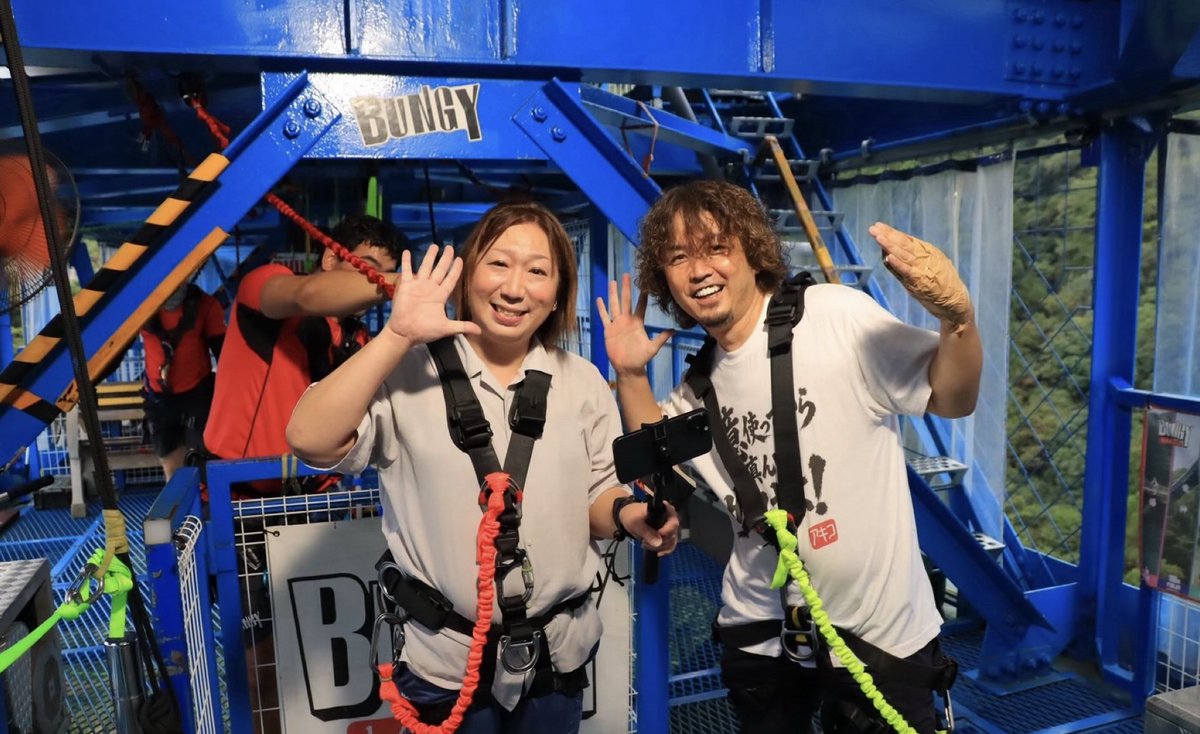 captaintakkun25's tweet photo. 世界初！
アキコママとバンジー飛んだ配信者
億使ってから道の真ん中歩きなさいよ！！
100mの高さから奈落の底に落ちてきました！
気持ちよかったなぁ
一緒に行ってくれたパニちゃんありがとうございました🫡
#アキコママ
#ふわっち
@a_k285285 https://t.co/x9CpiTFoqc