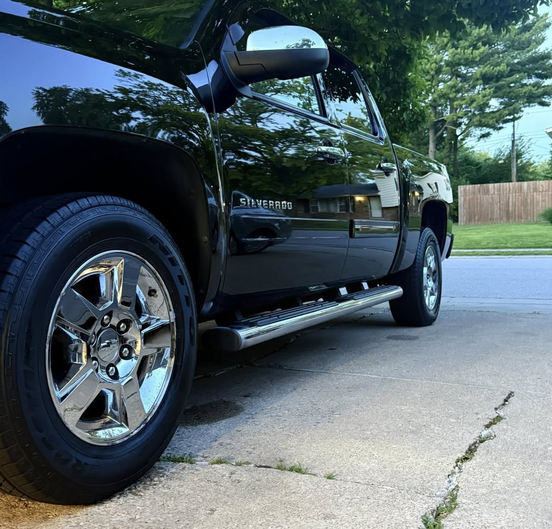 skitllesjack's tweet photo. Polished my truck today and restored the tailgate handle trim. https://t.co/PhLrm8EBrt