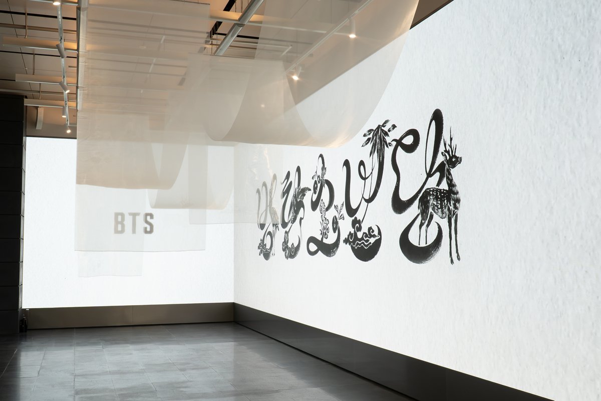 HYBE_MERCH's tweet photo. 2026 BTS 달마중 [DALMAJUNG] POP-UP
📸 Photo Sketch (1/2)

🌕 2026 BTS 달마중 [DALMAJUNG] POP-UP
📆 2026. 09. 29 - 2026. 10. 11
📍 하이브 용산 1층 HYBE YONGSAN 1F 

#방탄소년단 #BTS #달마중 #DALMAJUNG #뮷즈 https://t.co/MnqK66WIOO