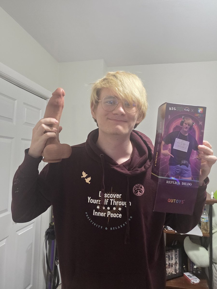 Scarletv0id's tweet photo. HEYA 👋 my dildos finally out its a just about 1 to 1 its flexable but stiff and has a spine in it 🤙 so ummm if you want it here's the link https://t.co/kdatQQOd8b  oh yeah also ITS 20% OFF IF YOU PRE ORDER https://t.co/h9lbP35sid