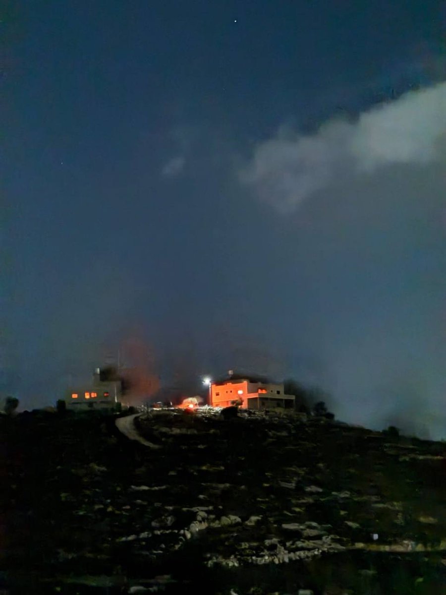 QudsNen's tweet photo. Early this morning, Israeli settlers set fire to homes belonging to the al-Toubasi family in the village of Jalud, southeast of Nablus, and forced local Palestinian citizens to leave. https://t.co/8LHsia5RFa
