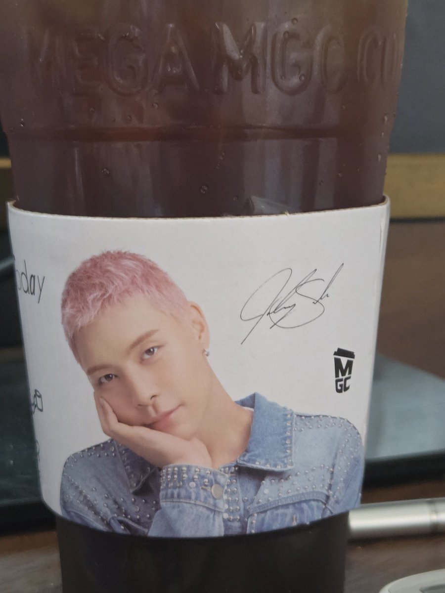 209_archive's tweet photo. 260929 Sohee 💭

💂and now i’m
💂(📷)
💂drinking coffee
💂my dad bought it for me
💂it’s johnny-hyung

#쟈니 #JOHNNY #ジャニー #NCT127 #NCT https://t.co/IW5VxXsKK7