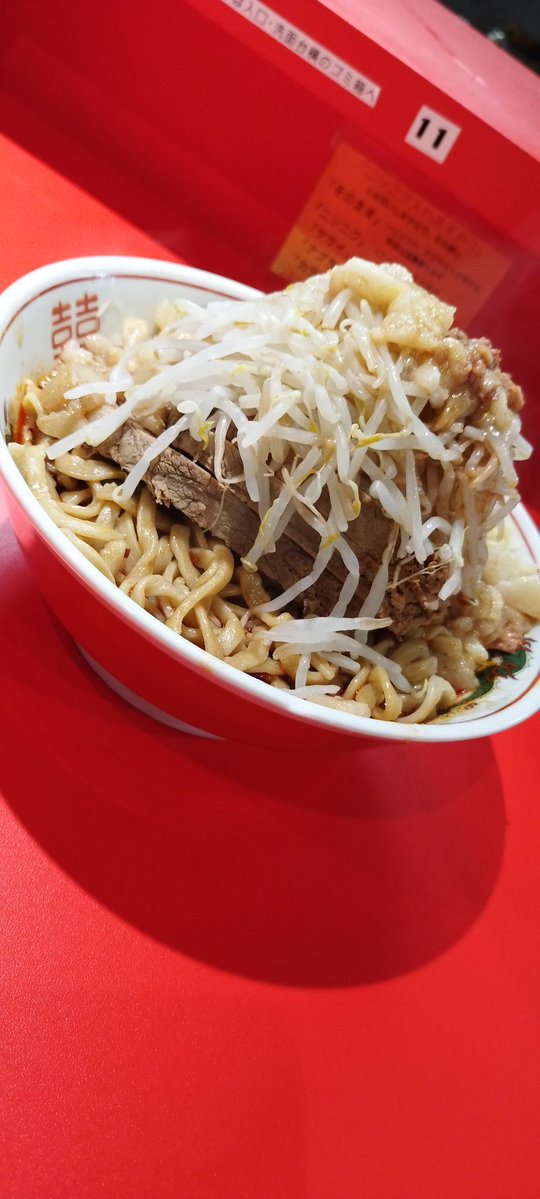 nagatanien87's tweet photo. 雨が降ろうがラーメンみやび！

小豚ニンニクマシアブラマシマシカラメ賄い！

このためだけに生きてる☺️
席に貼り紙で初心者も安心！ https://t.co/uJ8WuWU4a7