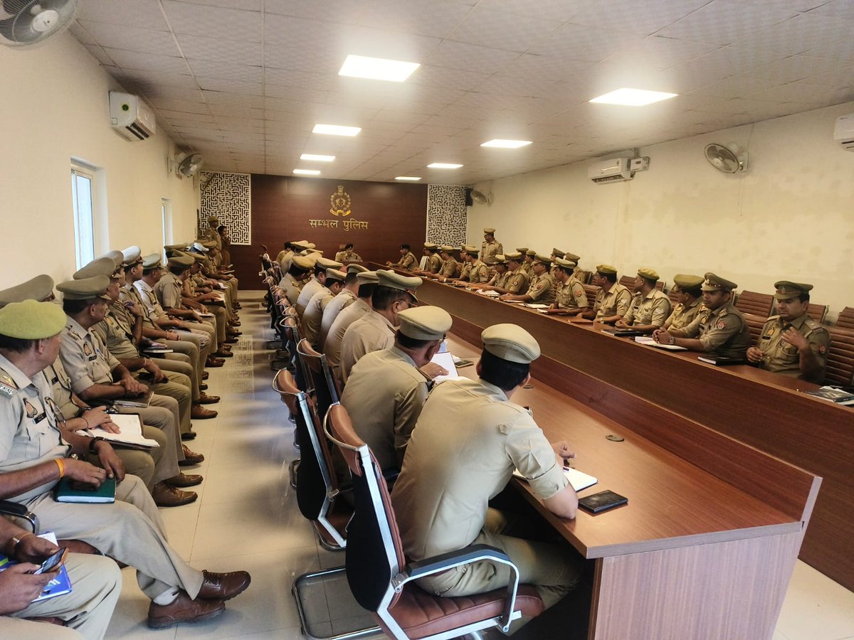 sambhalpolice's tweet photo. #SPSambhal @vctcop के निर्देशन में #ASPNorth श्री सुमित सुधाकर रामटेके द्वारा #COचन्दौसी व #COअसमोली एवं उत्तरी जोन के समस्त थाना प्रभारियों/चौकी प्रभारियों के साथ गोष्ठी कर शासन की प्राथमिकताओं, कानून-व्यवस्था एवं अपराध नियंत्रण की समीक्षा की गई एवं आवश्यक दिशा-निर्देश दिए गए। https://t.co/9e8yNTwhbj