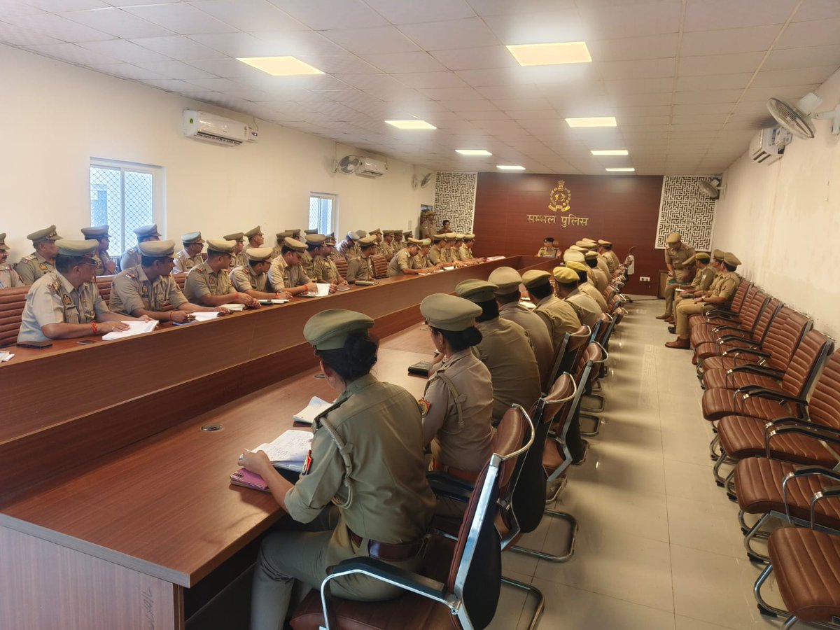 sambhalpolice's tweet photo. #SPSambhal @vctcop के निर्देशन में #ASPNorth श्री सुमित सुधाकर रामटेके द्वारा #COचन्दौसी व #COअसमोली एवं उत्तरी जोन के समस्त थाना प्रभारियों/चौकी प्रभारियों के साथ गोष्ठी कर शासन की प्राथमिकताओं, कानून-व्यवस्था एवं अपराध नियंत्रण की समीक्षा की गई एवं आवश्यक दिशा-निर्देश दिए गए। https://t.co/9e8yNTwhbj