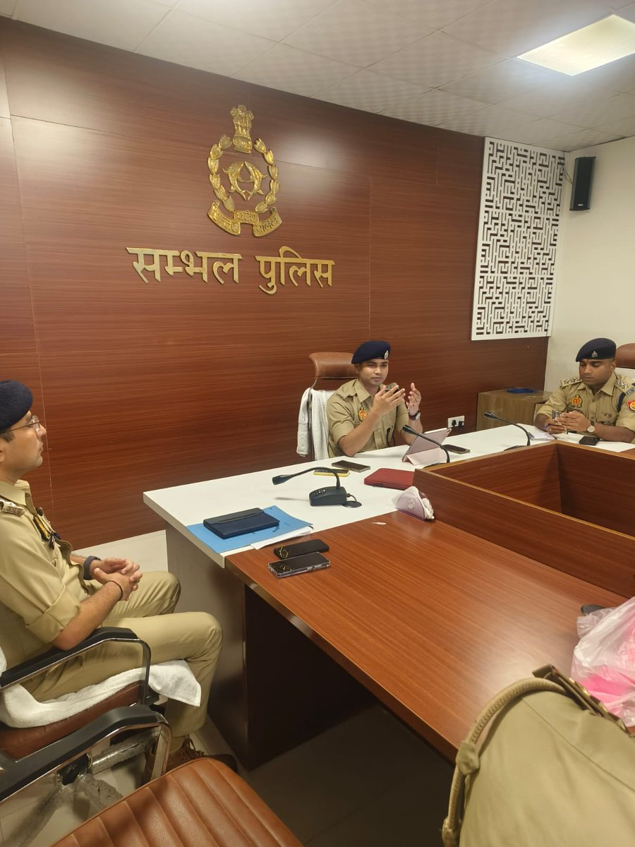 sambhalpolice's tweet photo. #SPSambhal @vctcop के निर्देशन में #ASPNorth श्री सुमित सुधाकर रामटेके द्वारा #COचन्दौसी व #COअसमोली एवं उत्तरी जोन के समस्त थाना प्रभारियों/चौकी प्रभारियों के साथ गोष्ठी कर शासन की प्राथमिकताओं, कानून-व्यवस्था एवं अपराध नियंत्रण की समीक्षा की गई एवं आवश्यक दिशा-निर्देश दिए गए। https://t.co/9e8yNTwhbj